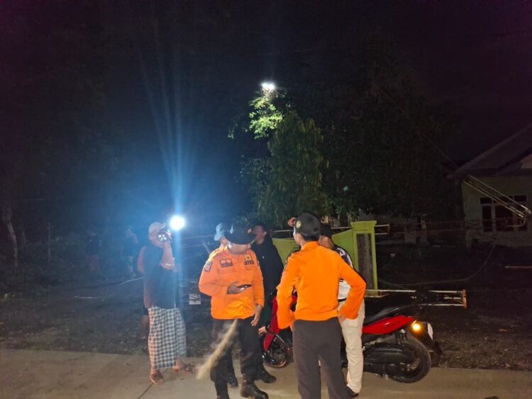 Petugas BPBD melakukan asesmen pasca kejadian angin kencang yang melanda wilayah Kabupaten Gowa, Sulawesi Selatan, Senin (6/10).Sumber foto : BPBD Kabupaten Gowa