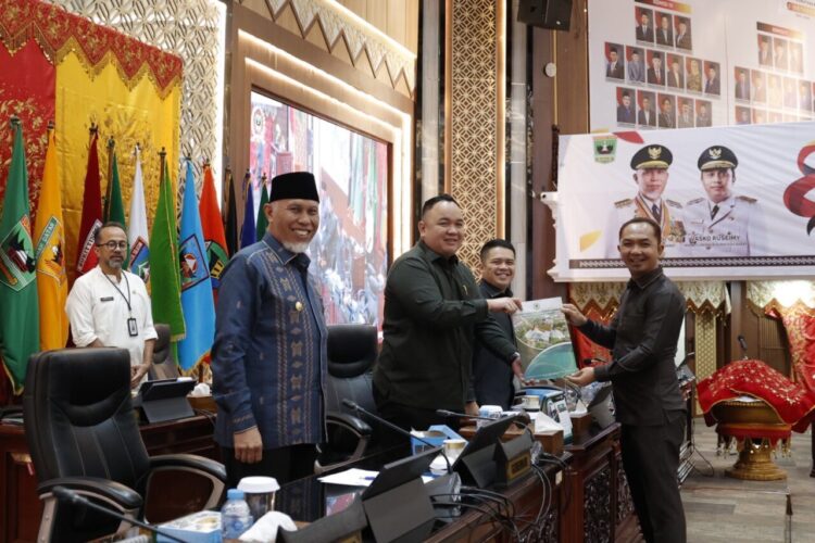Salamat Simamora  saat rapat paripurna di DPRD Sumbar. IST