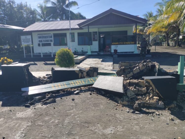 Sejumlah bangunan yang terdampak gempa M6,6 di Kabupaten Sarmi, Provinsi Papua pada Kamis (16/10) pukul 12.48 WIB.