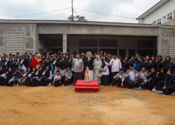 Bupati Dharmasraya Jadi Inspektur Upacara Hari Santri 2025 di Ponpes Al Barokah Koto Padang