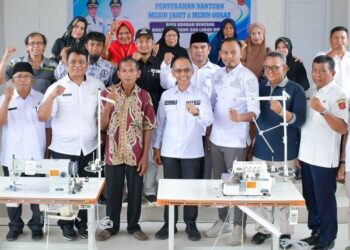 inas Perindustrian, Perdagangan, Ketenagakerjaan, dan Koperasi (Perindagnaker) menyalurkan bantuan mesin jahit senilai Rp122 juta bagi masyarakat terdampak bencana banjir bandang dan lahar dingin Gunung Marapi. IST