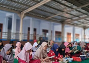 Program Smart Surau Berjalan, Devi Febrida Bangga Masjid di Padang Makin Ramai
