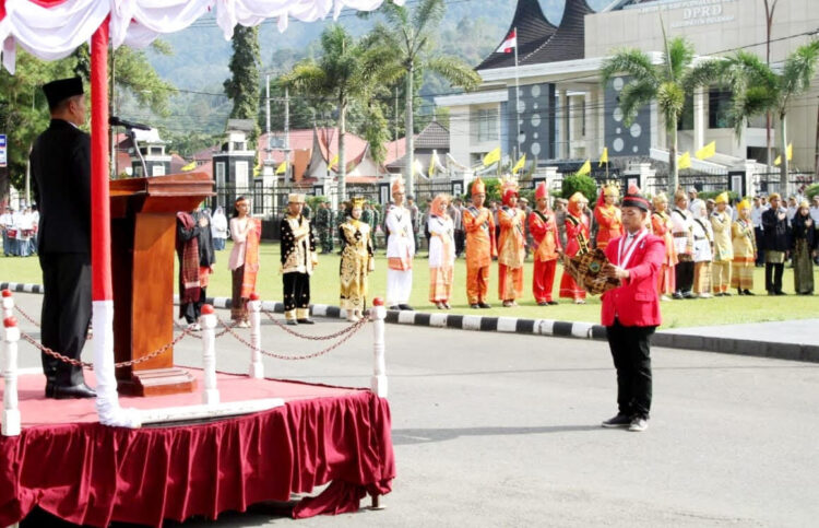 Pemerintah Kabupaten Pasaman melaksanakan upacara peringatan Hari Sumpah Pemuda ke-97 bersama Organisasi Kepemudaan (OKP), para pelajar, dan jajaran pemerintah daerah di halaman Kantor Bupati Pasaman, Selasa (28/10/2025). IST