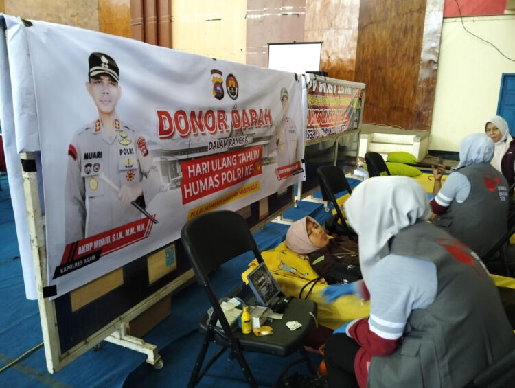 Polres Agam bersama Ikatan Dokter Indonesia (IDI) Cabang Agam menggelar kegiatan sosial donor darah dan pemeriksaan kesehatan gratis. Kegiatan ini digelar dalam rangka memperingati HUT IDI ke-75 dan HUT Divisi Humas (Divhumas) Polri ke-74. IST