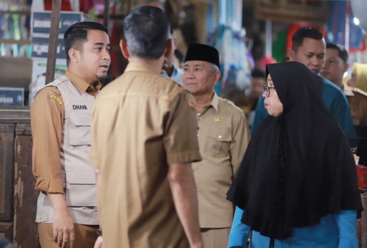 Foto: Wako Solok Ramadhani Kirana Putra didampingi Wawako Suryadi Nurdal berdialog dengan pedagang, Selasa (7/10), saat meninjau kondisi Pasar Raya Solok akibat diterjang hujan badai beberapa hari lalu. WANDI MALIN
‎