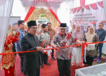 Dukung Panti Asuhan Mandiri, Ketua DPRD Sumbar Serahkan Bantuan UEP untuk PSAA Aisyiyah Cabang Ampang