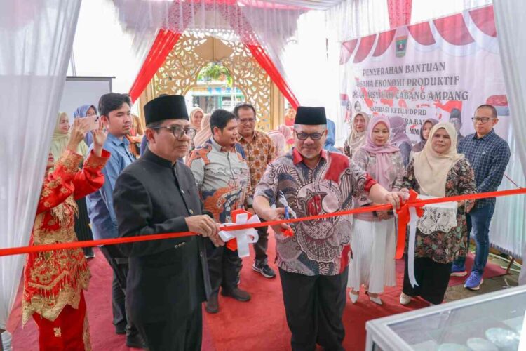 Ketua DPRD Sumbar Serahkan Bantuan UEP untuk PSAA Aisyiyah Cabang Ampang.IST