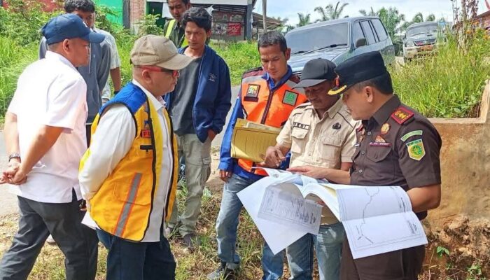 Dalam Rangka Pendampingan Hukum, Kajari Dharmasraya Tinjau Proyek Pembangunan Jalan