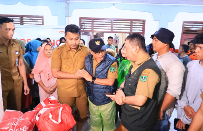 Wakil Gubernur Sumatera Barat, Vasko Ruseimy, turun langsung meninjau kawasan terdampak banjir di Nagari Kampung Galapuang, Kecamatan Ulakan Tapakis, Senin (24/11/2025). IST