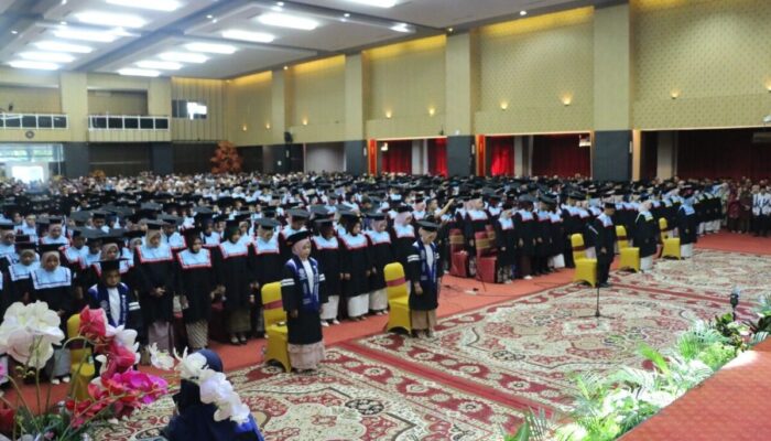 Cetak Lulusan Pascasarjana Pertama, 698 Wisudawan UPGRISBA Dilantik