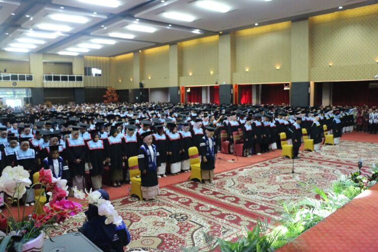11.Sebanyak 698 wisudawan dilantik dalam prosesi wisuda sarjana ke-8 dan pascasarjana ke-1 yang digelar Universitas PGRI Sumatera Barat (UPGRISBA), Kamis (6/11). IST