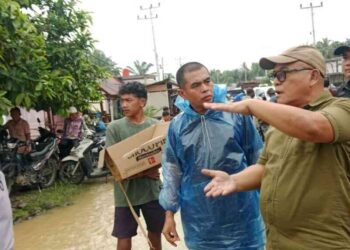 Tetapkan Status Tanggap Darurat, Bupati Pasbar Kunjungi Langsung Korban Banjir dan Serahkan Bantuan