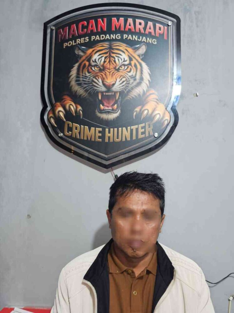 Seorang ASN Pemko Padang Panjang berinisial DR (47th) ditangkap jajaran Satreskrim Polres Padang Panjang atas tindakannya yang memasang CCTV di kamar mandi di sebuah kost puteri di daerah Guguk Malintang, Kecamatan Padang Panjang Timur pada Selasa (25/11). IST