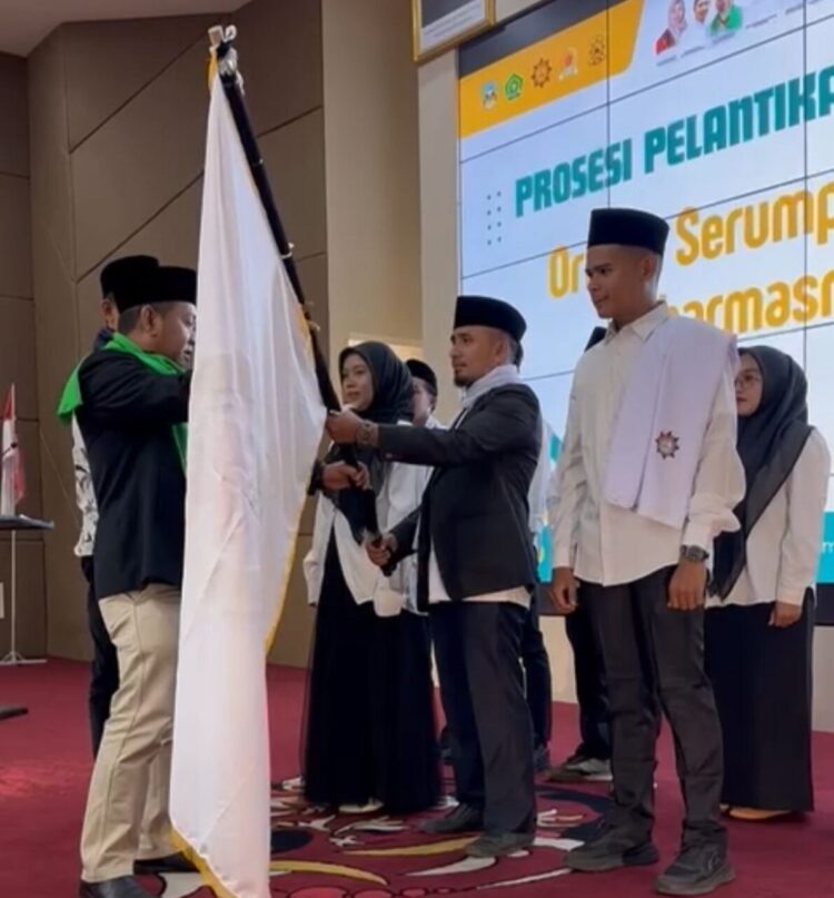 Aktivis muda pondok pesantren, Ustadz H. Rahmat Hidayat resmi dilantik sebagai Ketua Umum Pemuda Persatuan Tarbiyah Islamiyah (PERTI) Kabupaten Dharmasraya dalam acara pelantikan Ormas Serumpun PERTI yang digelar di Auditorium Kantor Bupati Dharmasraya, Ahad (02/11/2025). IST