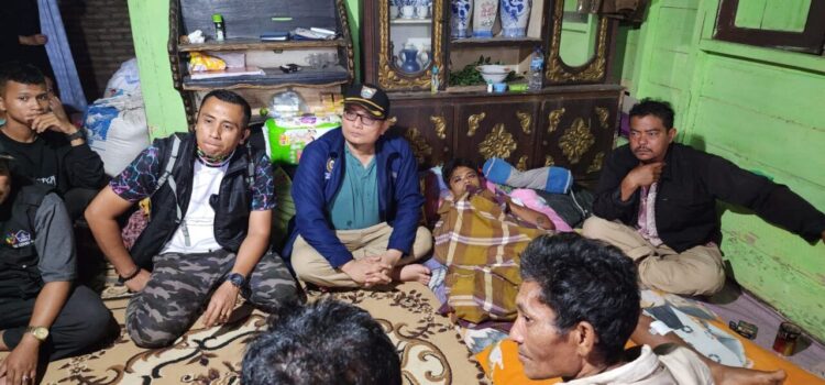 Sekretaris Daerah (Sekda) Kabupaten Pasaman Barat, Doddy San Ismail bersama Kaban Kesbangpol, Yosmar Difia turun meninjau lokasi bencana tanah longsor yang menerjang Jorong Tinggam Harapan, Nagari Sinuruik IST