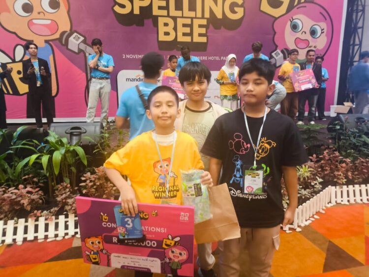 Siswa SD Citra Al Madina, Muhammad Kingfahd Hariyona, meraih juara 3 dalam ajang Spelling Bee tingkat Sumatera Barat (Sumbar) yang diselenggarakan oleh English 1 Padang pada 2 November 2025. IST