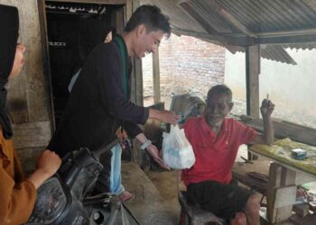 HMI Dharmasraya Berikan Bantuan Sembako untuk Lansia di Nagari Tanjung Alam Asam Jujuhan