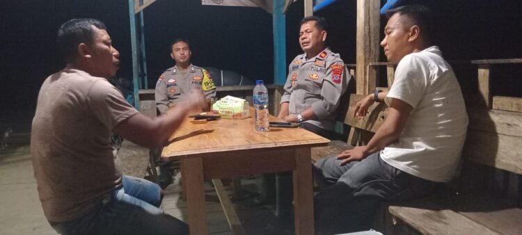 Seorang warga menceritakan kronologi hilangnya Isil, warga Kampung Langgai, Nagari Ganting Mudiak Utara Surantih, Kecamatan Sutera kepada pihak kepolisian. IST