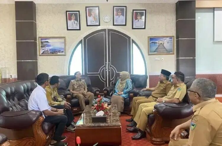 Bupati Pesisir Selatan (Pessel), Hendrajoni, menerima kunjungan resmi Tim Visitasi Komisi Informasi (KI) Provinsi Sumatera Barat, Senin (3/11/2025), di Kantor Bupati setempat, Jalan Agus Salim, Painan.  IST