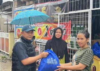 Ketua Fraksi PAN DPRD Sumbar Muhayatul dan Athari Gauthi Gerak Cepat Bantu Korban Banjir Pessel
