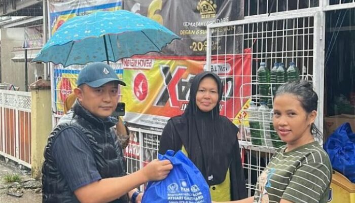 Ketua Fraksi PAN DPRD Sumbar Muhayatul dan Athari Gauthi Gerak Cepat Bantu Korban Banjir Pessel