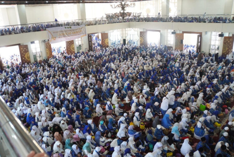 Ribuan Jemaah BKMT se-Sumbar Gelar Pengajian dan Pertemuan Akbar di Islamic Centre Padang Panjang, Minggu (2/11). APIZ RAJO ALAM