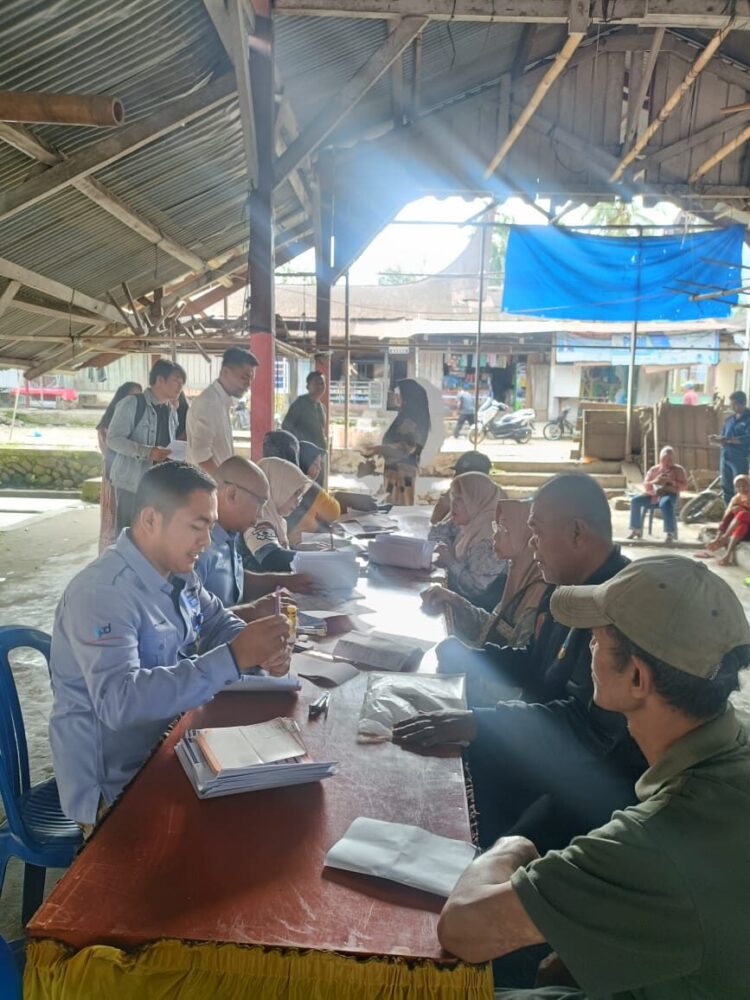 Karyawan Bank Nagari Cabang Simpang Empat melayani masyarakat yang ingin membuka rekening baru di Pasar Kajai, Rabu (12/11). IST