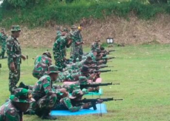 Personel Satpol PP Padang Ikuti Latihan Menembak melalui Kodim 0312