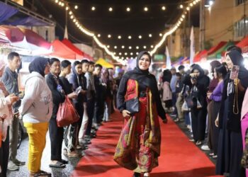 Catwalk Jalanan di Pasar Pusat Padang Panjang Meriahkan HJK 235