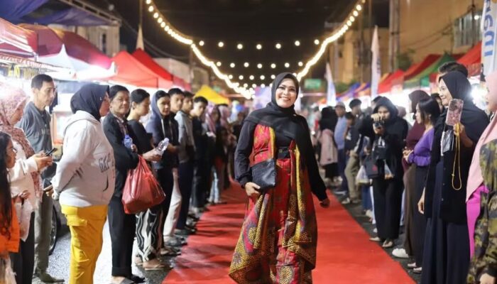 Catwalk Jalanan di Pasar Pusat Padang Panjang Meriahkan HJK 235