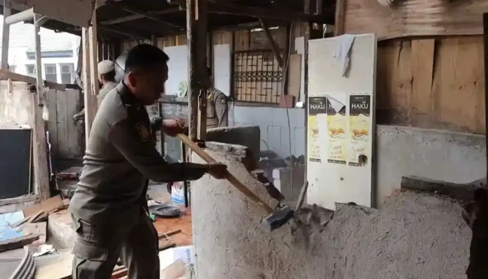 Satpol PP Padang Bongkar Bangli di Kawasan Marapalam