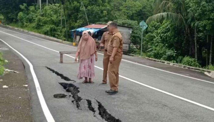 Jalan Amblas di Bukit Peti Peti Teluk Bayur Padang, Pengendara Diminta Hati-Hati