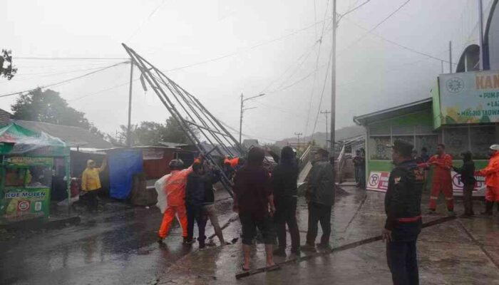 Cuaca Ekstrem, Papan Reklame di Padang Panjang  Nyaris Roboh