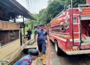 Damkar Kota Padang Bantu Bersihkan Masjid dan Rumah Warga Dari Lumpur