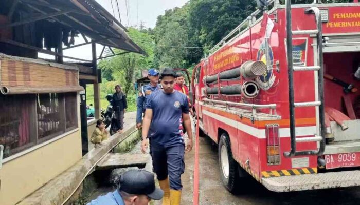 Damkar Kota Padang Bantu Bersihkan Masjid dan Rumah Warga Dari Lumpur