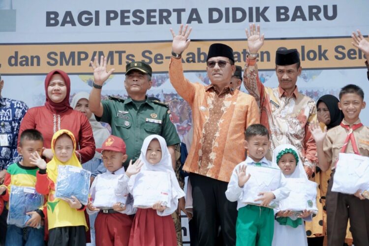 Pemkab Solok Selatan kembali menunjukkan komitmennya dalam memajukan dunia pendidikan dengan menyalurkan program seragam sekolah gratis bagi seluruh siswa. IST