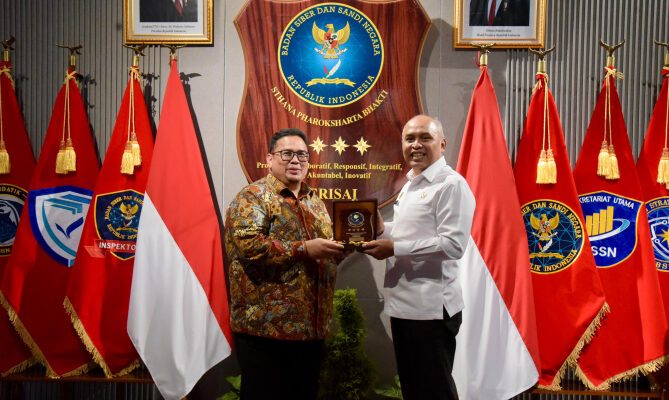 Bawaslu dan BSSN menjajaki kerja sama strategis dalam memperkuat keamanan siber. Pertemuan resmi kedua lembaga tersebut berlangsung di Gedung Pertemuan BSSN, Jakarta, pada Senin (3/11), dengan fokus utama pada penguatan sistem informasi serta peningkatan kepercayaan publik terhadap hasil pemilu. IST/HUMAS