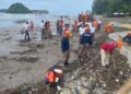 Pantai Air Manis Dibersihkan