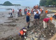 Pantai Air Manis Dibersihkan