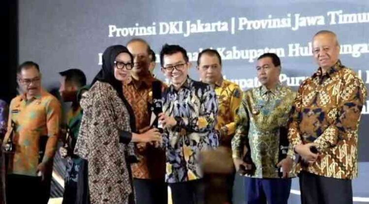 Penerimaan penghargaan oleh Pemko Padang dari LAN RI di Surabaya. IST