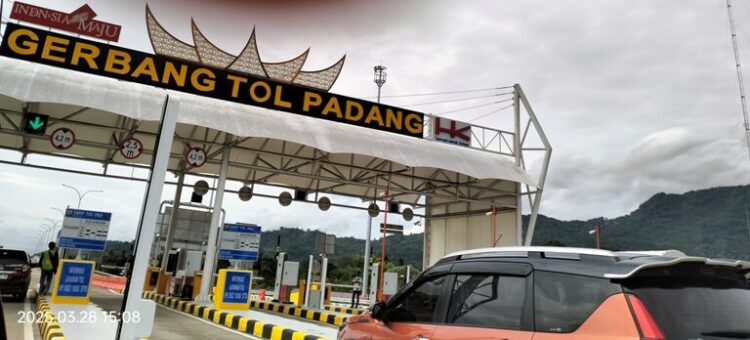 Sejumlah kendaraan memasuki Gerbang Tol Padang, beberapa waktu yang lalu. Pemerintah menargetkan kelanjutan pembangunan Jalan Tol Padang–Pekanbaru Seksi Sicincin-Bukittinggi akan dimulai tahun depan. IST