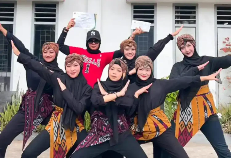 SENAM KREASI -- Mahasiswi Fakultas Kesehatan (Fakes) Universitas Muhammadiyah (UM) Sumatera Barat kembali mengharumkan nama kampus pada peringatan Hari Kesehatan Nasional (HKN) ke-61 tingkat Kota Bukittinggi. Ist