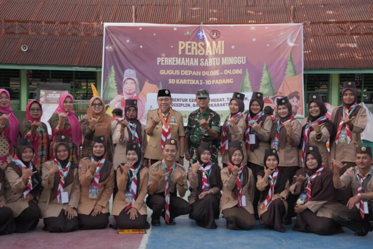 Maigus Nasir bertindak sebagai pembina upacara pada Persami yang digelar Gugus Depan 04.085 – 04.086 Gerakan Pramuka SD Kartika 1-10 Padang, Sabtu (1/11)  IST