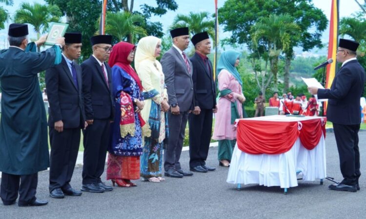 Wali Kota Bukittinggi, Ramlan Nurmatias, melantik tujuh pejabat eselon II dalam apel gabungan di halaman Balaikota, Rabu (12/11). Gatot