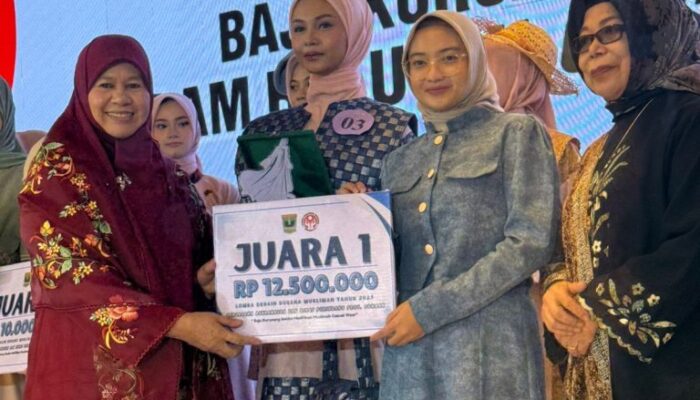 Desainer Muda Asal Agam Raih Juara I Lomba Desain Busana Muslimah se-Sumbar