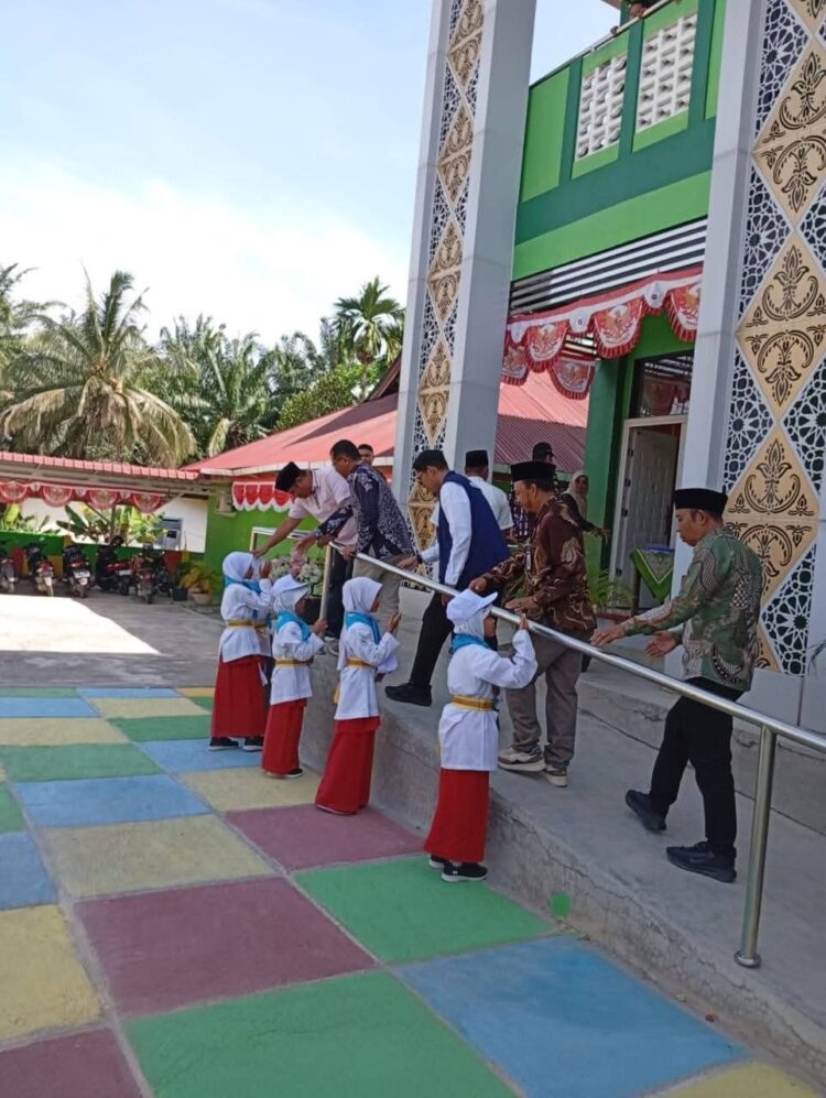 Tim Penilai Stratifikasi Usaha Kesehatan Sekolah/Madrasah (UKS/M) Paripurna tingkat Provinsi Sumatera Barat Tahun 2025 di MIN 2 Dharmasraya.ist