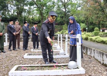 Polres Pasaman Ziarah Rombongan Peringati Hari Pahlawan ke-80 di TMP Suhada Bhakti