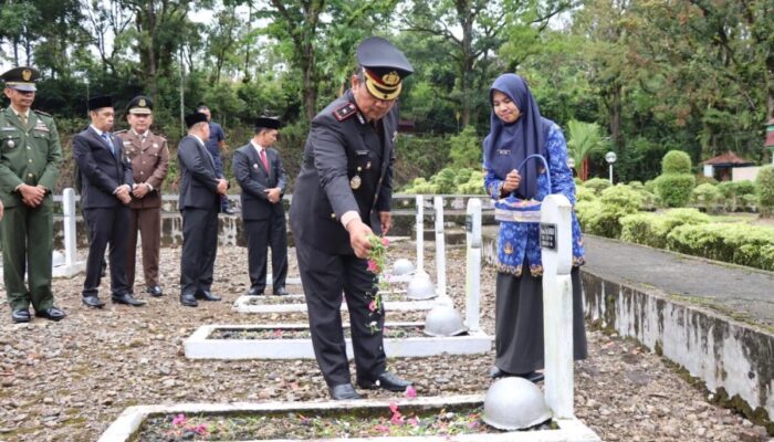 Polres Pasaman Ziarah Rombongan Peringati Hari Pahlawan ke-80 di TMP Suhada Bhakti