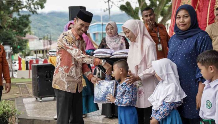 Pemkab Solsel Bagikan 4.100 Seragam Gratis untuk Murid Baru di Sungai Pagu