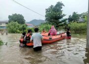 Hujan Lebat Rendam Permukiman, BPBD Padang Evakuasi Warga Hamil di Gang Babussalam 1